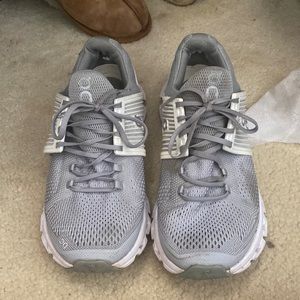 On cloud tennis shoes size 9